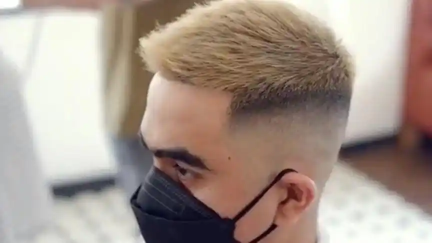 顾客一直一款发型今天想要改变一下,剪款男士毛碎渐变寸头,很帅