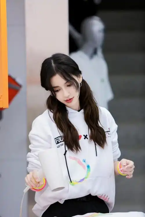 angelababy发型好圈粉,扎双马尾甜美又减龄,美回18岁|杨颖|脸型|丸子