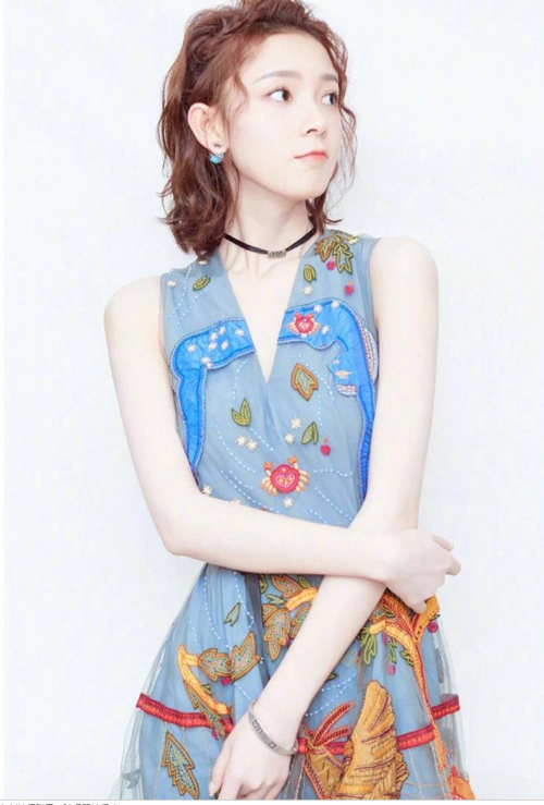 陈瑶换回短发出席活动 可塑性太强美腻死啦