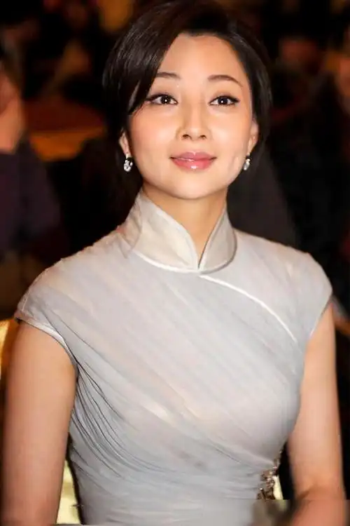 殷桃换上旗袍后穿旗袍撑起褶皱素色打扮更显典雅温柔