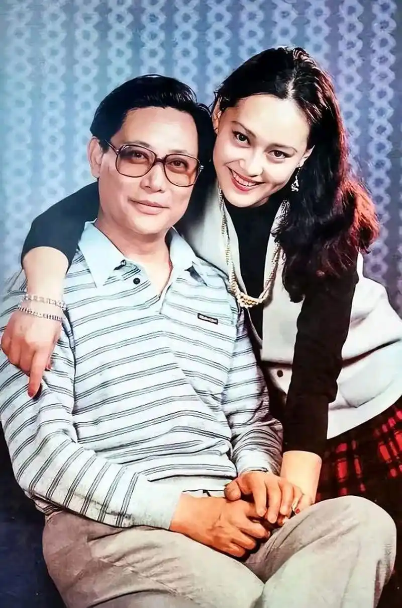 1983年,21岁的宋佳嫁给42岁的张学津,不久发现老公患上重病,马上就