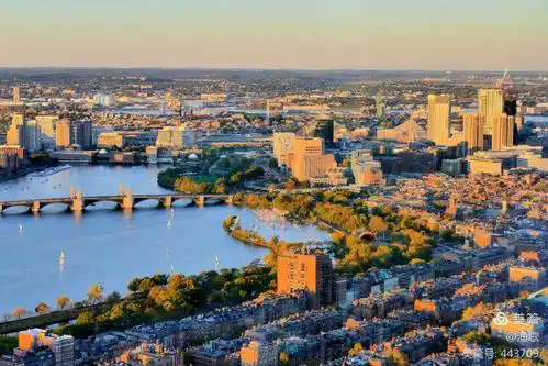 夕阳西下,从高空俯瞰波士顿这个古老,最有文化价值的城市.