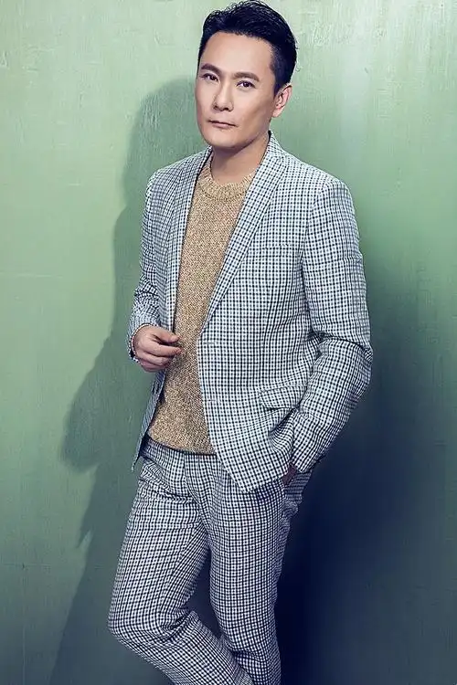 张信哲低调现身机场穿白衬衣配黑裤清爽造型太年轻哪像52岁