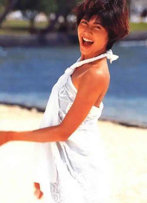 48岁冻龄女神惊艳众人,年轻时颜值吊打一众小生,迷倒万千少女