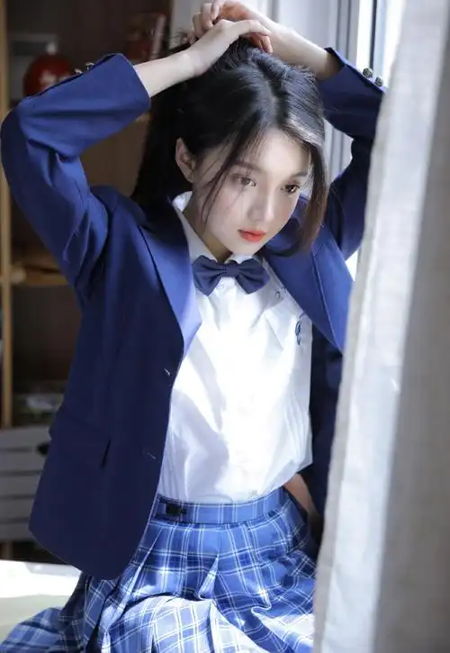 高颜值美女校花校园制服写真