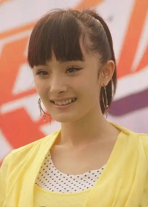 年轻的杨幂就非常有明星范,面对媒体,她显得非常自信,整个的气场控制