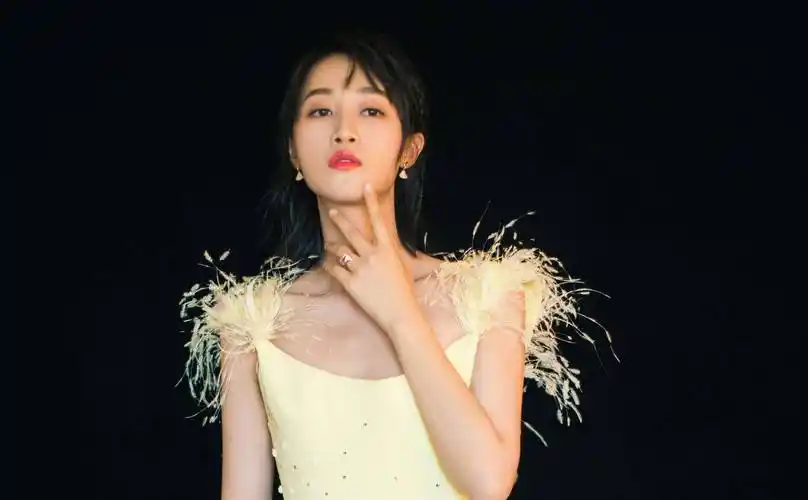 原创蓝盈莹早年旧照被扒大方脸型顺眼皮不明显与现在相比判若两人