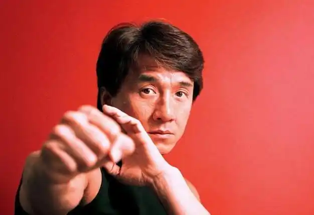 成龙评价李小龙他的功夫都是花拳绣腿我都能打败他