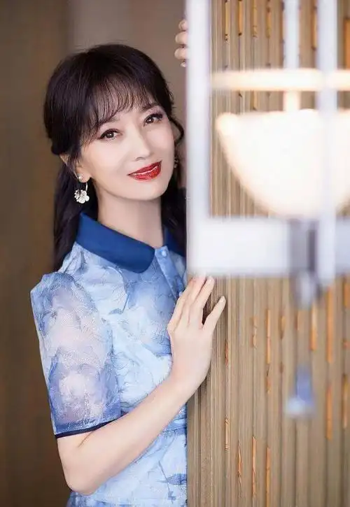 70岁赵雅芝不认老竟敢穿超短裤,大秀性感美腿,远看就像一少女