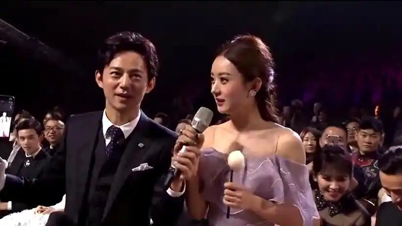 赵丽颖超可爱居然颁奖现场吃包子何炅一句话全场笑翻