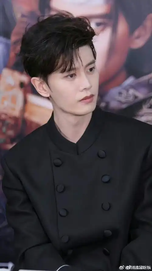 任嘉伦新中式西装