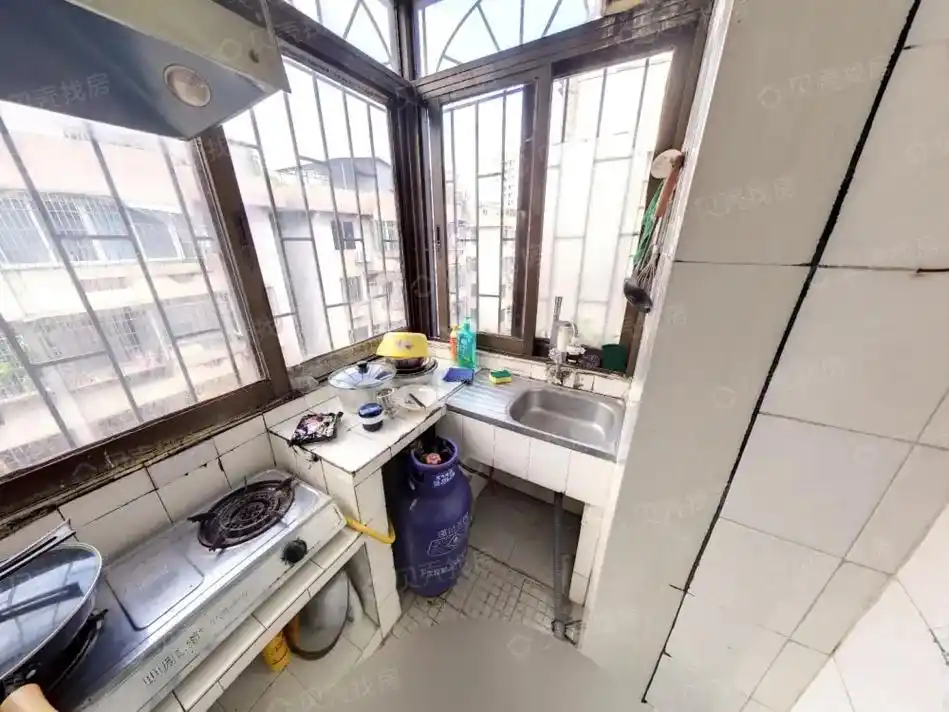 洛溪新城,
如意花园小区,
一梯两户,南向.
94.6平方3