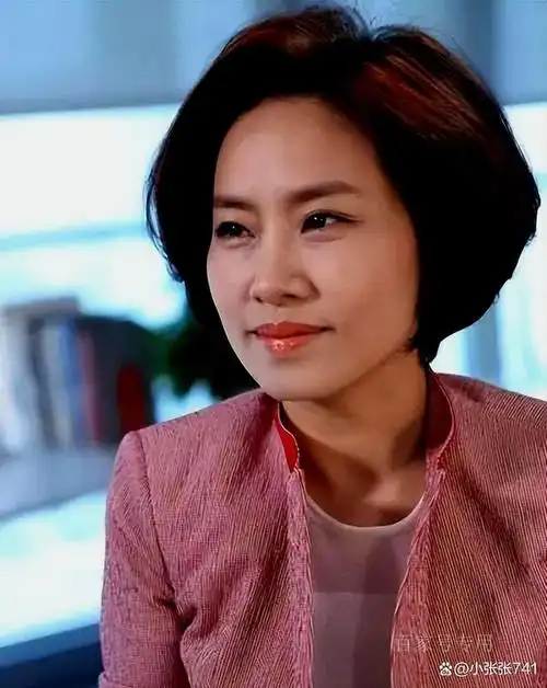 央视知性美女主持史小诺,重庆走出来的央视财经频道主持人