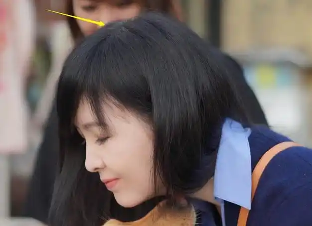 56岁周慧敏晒照片:与狗狗合照晒出白发,皮肤白皙侧颜好美气质佳