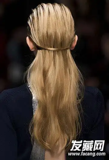用耳后两侧的两绺头发固定成半束发,看起来十分简单,其实是要将