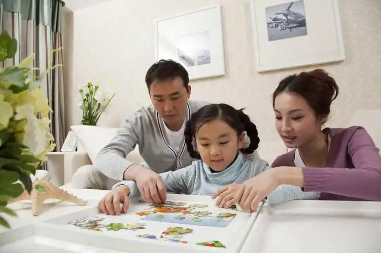 东方人,儿童,中年人,五官,脸,头发,两个人,家庭,父亲,客厅,站,微笑,横