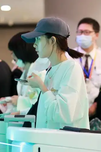 1/ 12 2021年6月13日,上海,黄磊15岁爱女黄多多现身机场.