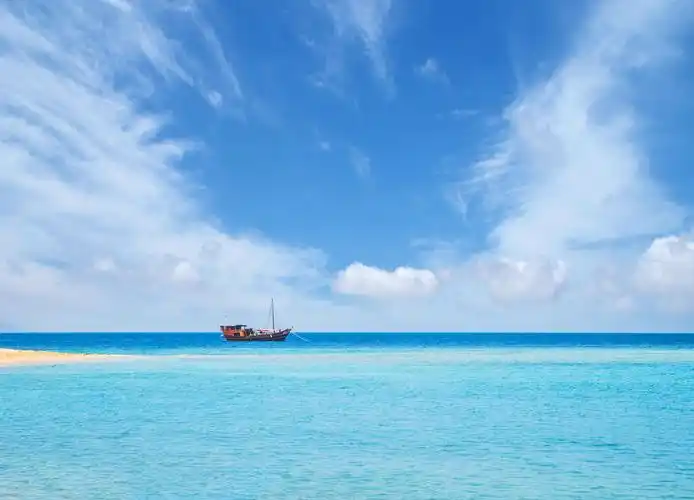 美丽的蓝色海洋中的渔夫船