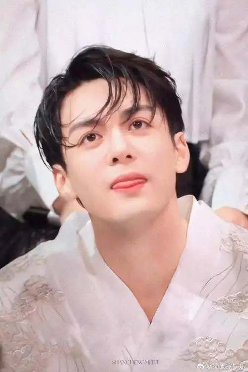 喜欢的一位明星了,hi6曾舜晞被泼水后谁的心动了#曾舜晞被泼出表情包