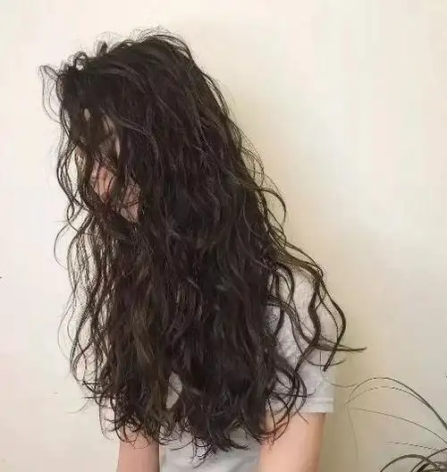 洋气小卷全头烫图片 长发羊毛卷真的美"炸"了 - 羊毛卷 - 发型站