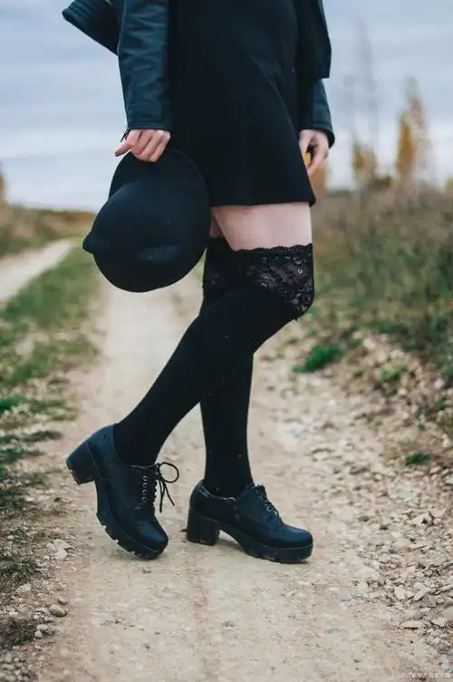 学妹教穿搭:过膝袜子怎么搭配鞋子