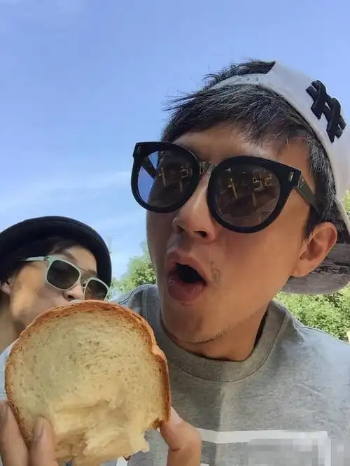 孙俪首次烤面包邓超批难吃 变相秀恩爱