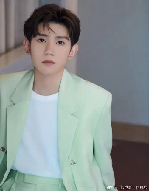 王源身着马卡龙绿西服套装,清新亮眼的颜色