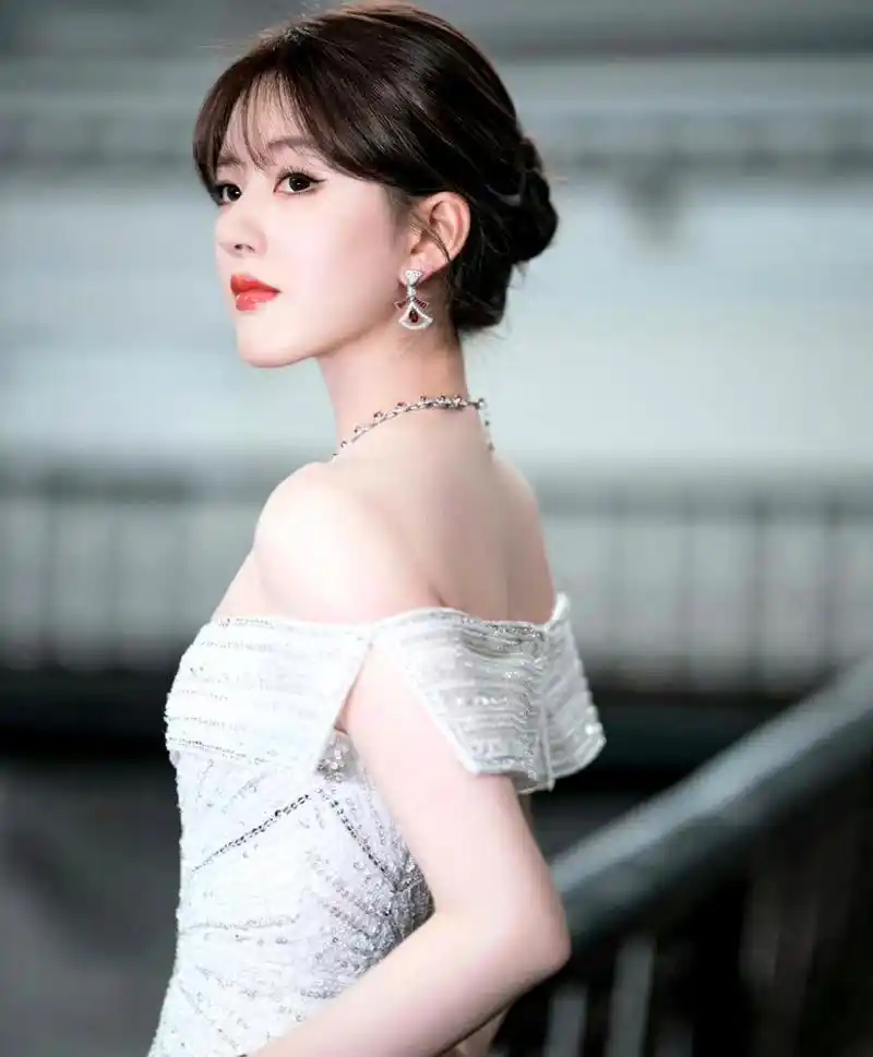 赵露思好美,赵露思亮相宝格丽上海活动,璀璨露肩礼服的明艳美人一枚