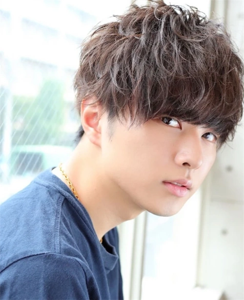 烫发型,富有发量的短烫发,将耳朵两侧的头发剪裁好就不会显得过于蓬松