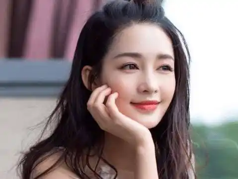 李沁拍照最"大胆"的一次,穿短款背心出镜,拍完很快包裹严实