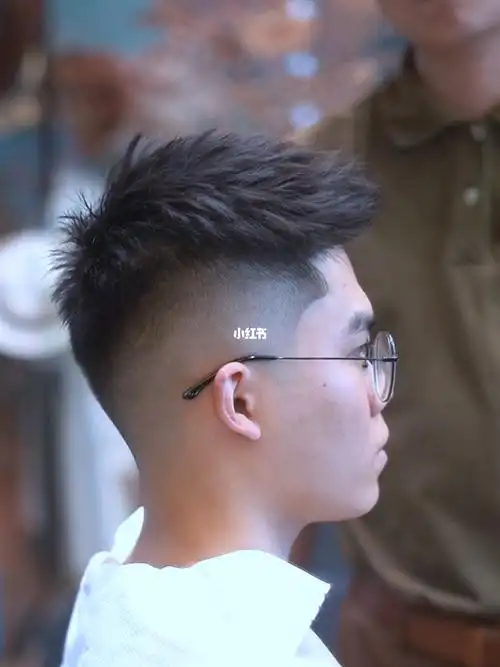 男士发型前刺飞机头