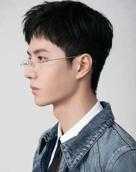 王一博最近的短发造型(王一博利落短发搭配无框眼镜)(7)