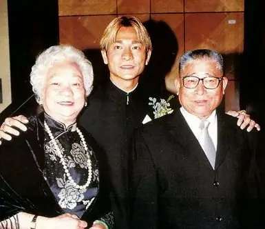 刘德华为朱丽倩父亲奔丧 揭秘华仔感恩立志的少年时光