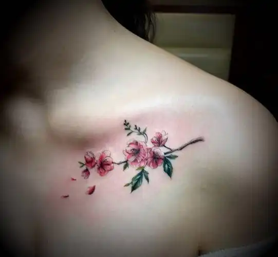 锁骨小花纹身图片