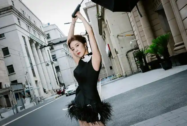 万鹏清冷黑天鹅