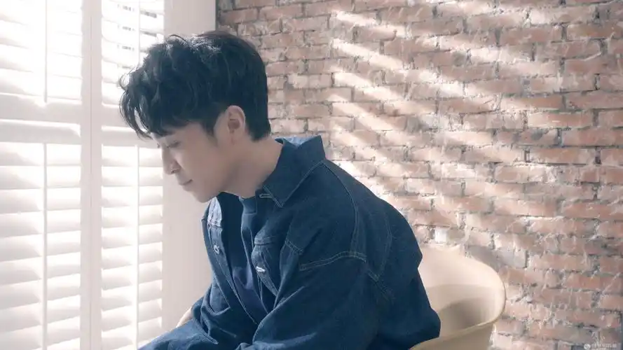 吴青峰《蜂鸟》歌词版mv发布 就算渺小也能创造巨大能量