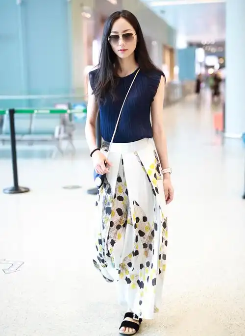 2018夏季新款机场街拍明星韩雪同款无袖上衣碎花裙两件套装连衣裙