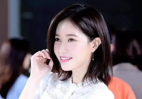 圆脸女生偏分齐肩发发型发尾打薄做成了碎发的模样,圆脸女孩子做的偏