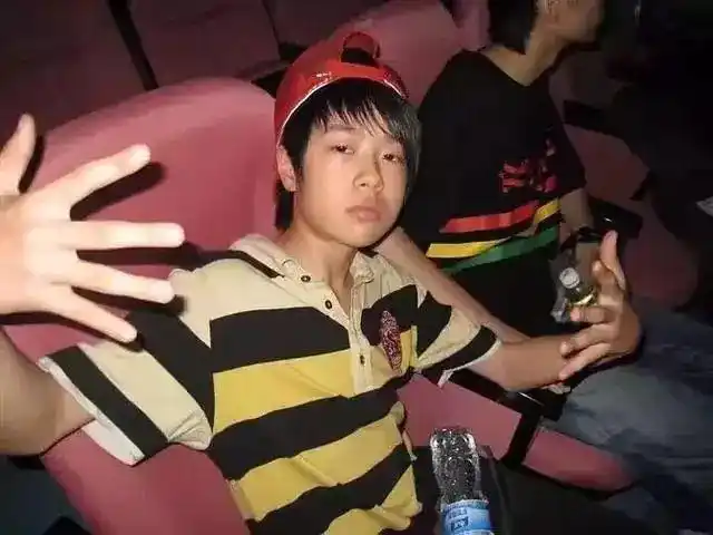 只能说是男大十八变吧,那个时候的王一博毕竟还是初中生,谁还没个非