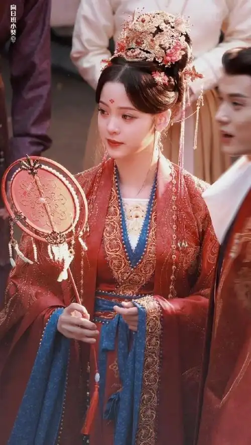 欧阳娜娜永安梦杀青#欧阳娜娜永安梦杀青,一身古装造型手拿泡泡坏的