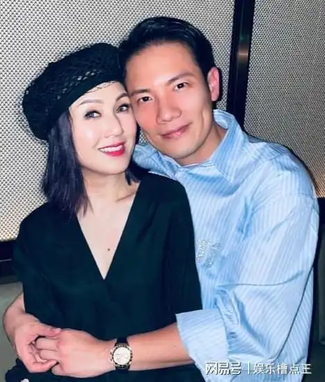 杨千嬅参加儿子毕业典礼,穿百元t恤接地气,素颜状态不如素人|陈奕迅