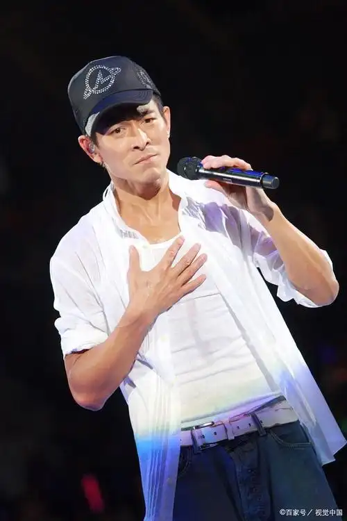 刘德华的第一张专辑名为《只知道此刻爱你》,本张专辑一共收录了13首