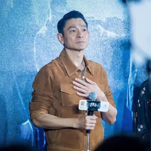 57岁刘德华近照曝光,苹果肌凸起!天王也老了