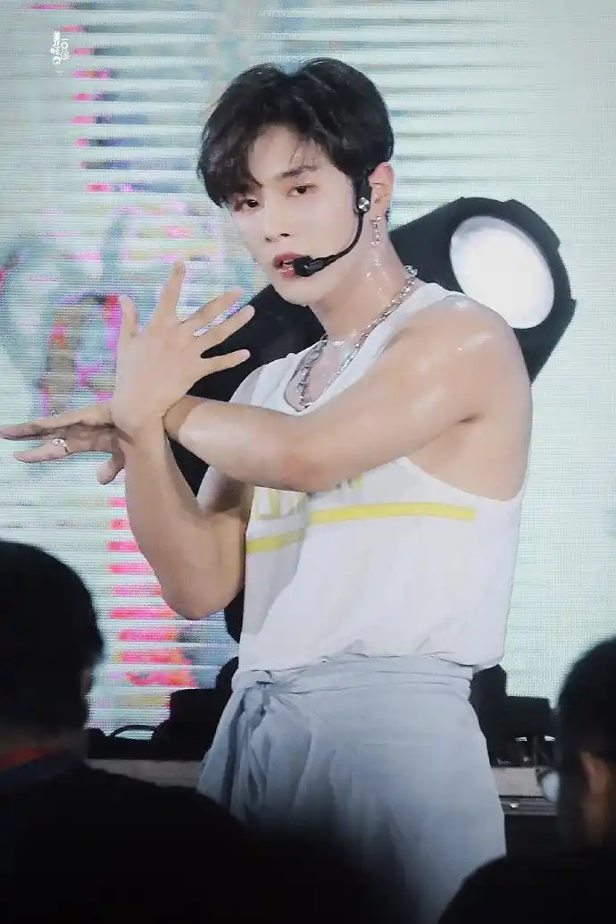 李汶翰肌肉 李汶翰广州长隆音乐节舞台饭拍~这个男友力max的肌肉线条