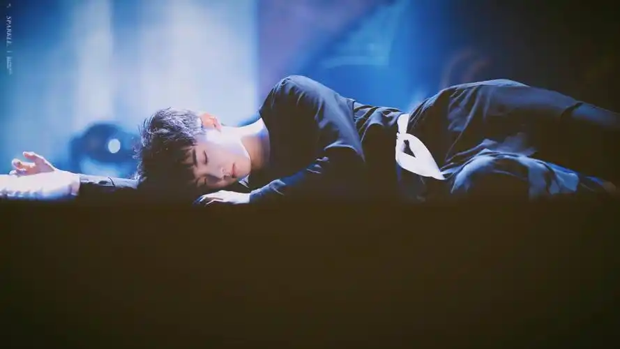 马嘉祺举手投足都很温柔