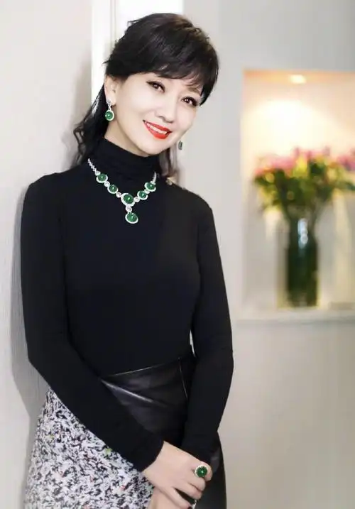 赵雅芝亮相头条时尚盛典穿亮片西装配阔腿裤气质惊艳高贵