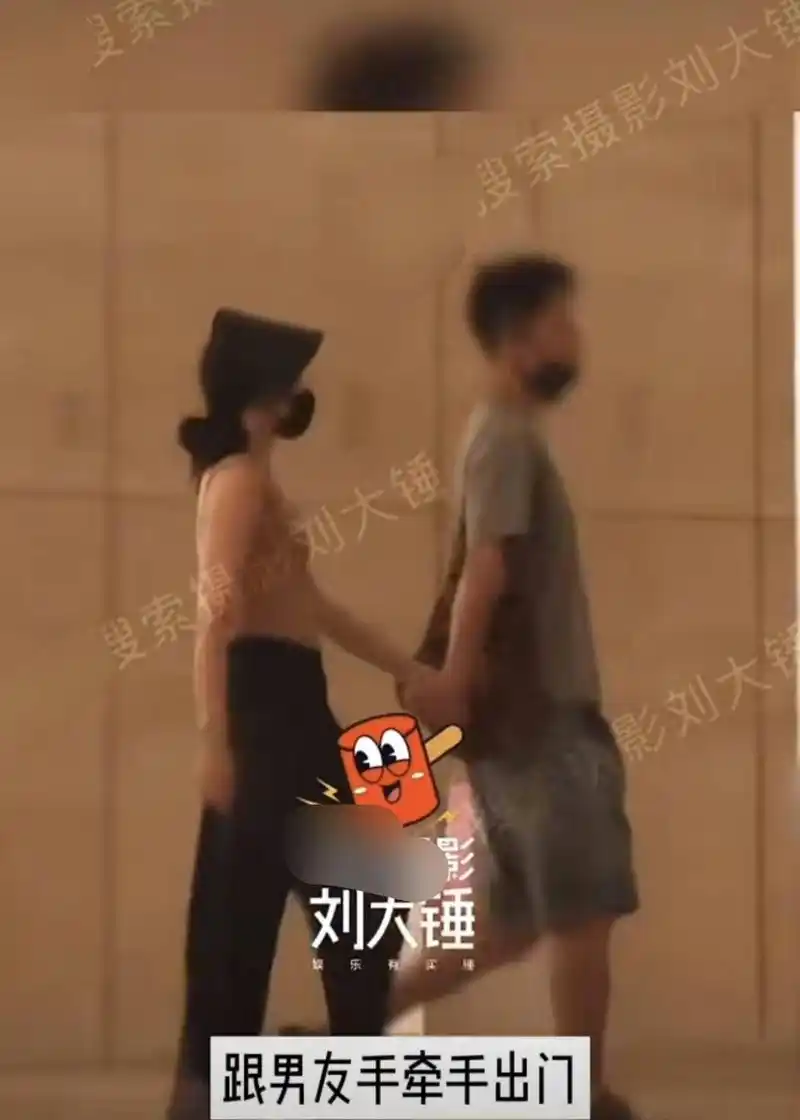 黄龄和男友手牵手逛街感情甜蜜身高差很萌