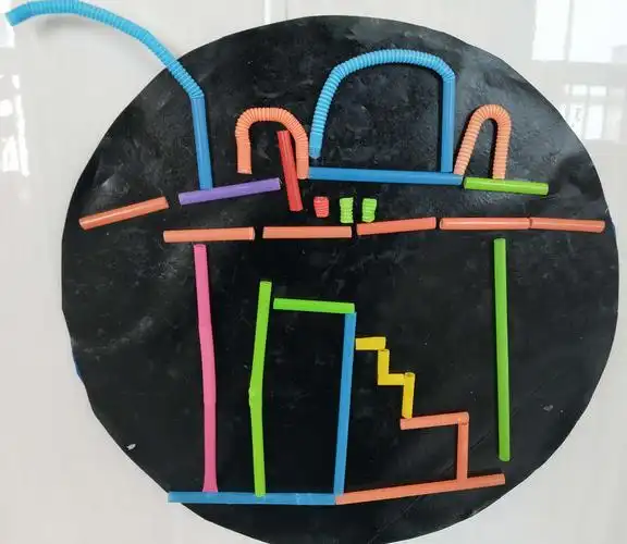 小二班吸管拼贴画《我爱我家》