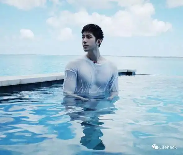 我们都知道,很多人在拍写真时,都会ps身材,而为了证明自己的腹肌是真