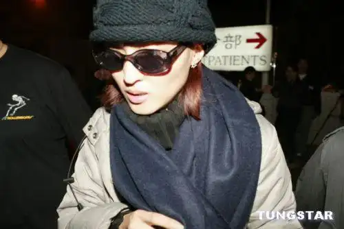 图文:梅艳芳病逝 生前好友医院"送行"